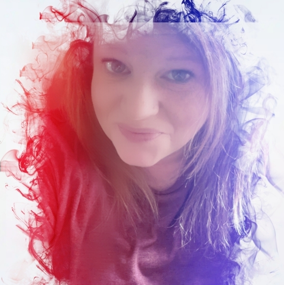 Meet your Posher, Jenn - Picture 2 of 2